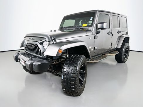 Used 2018 Jeep Wrangler Unlimited Sahara image 3