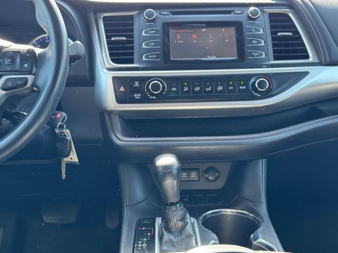 Used 2018 Toyota Highlander LE FWD image 15