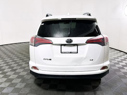 Used 2018 Toyota RAV4 LE FWD image 4