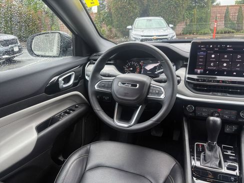 Used 2025 Jeep Compass Limited image 35