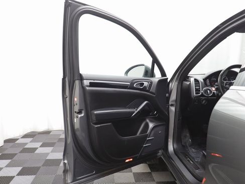 Used 2016 Porsche Cayenne image 4