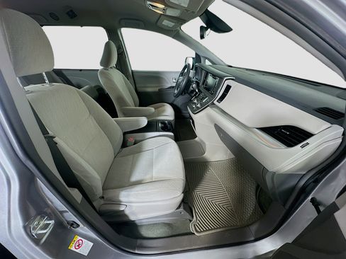 Used 2018 Toyota Sienna LE FWD image 32