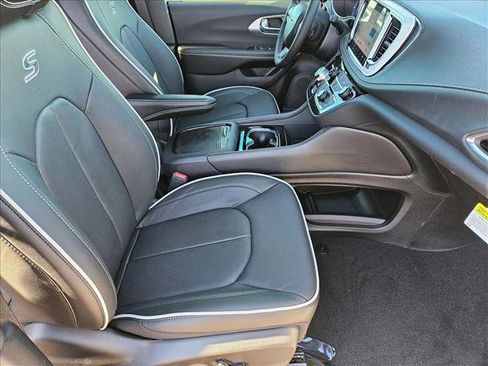 New 2026 Chrysler Pacifica Limited FWD image 15
