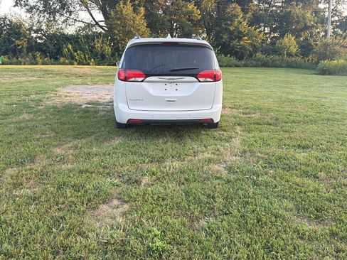 Used 2019 Chrysler Pacifica Touring-L Plus w/ Advanced Safetytec Group FWD image 4