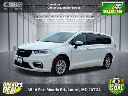 Used 2023 Chrysler Pacifica Touring-L FWD image 2