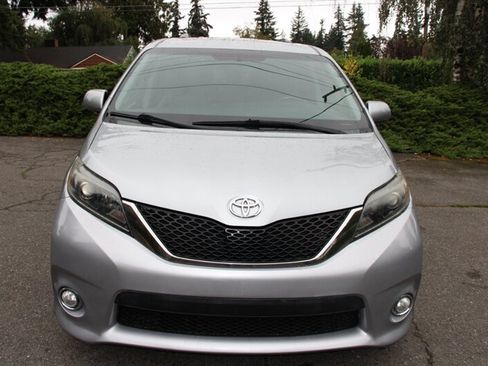 Used 2015 Toyota Sienna SE w/ SE Preferred Package FWD image 11