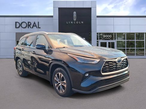 Used 2023 Toyota Highlander XLE FWD image 1