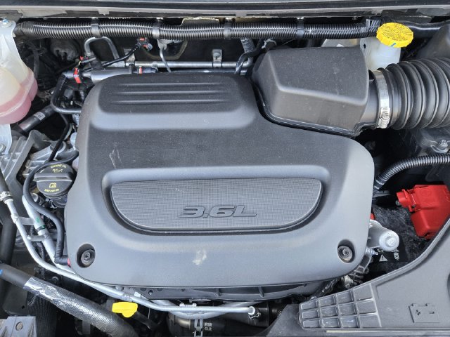Certified 2025 Chrysler Pacifica Select FWD image 32