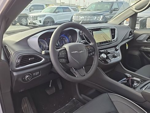 New 2026 Chrysler Pacifica Limited w/ S Appearance Package image 13