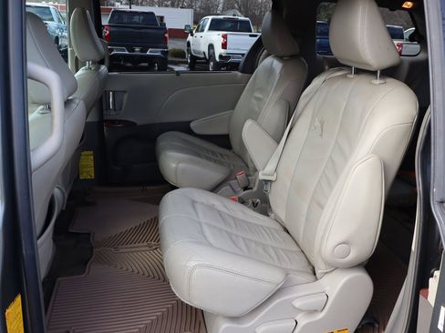 Used 2012 Toyota Sienna XLE image 21