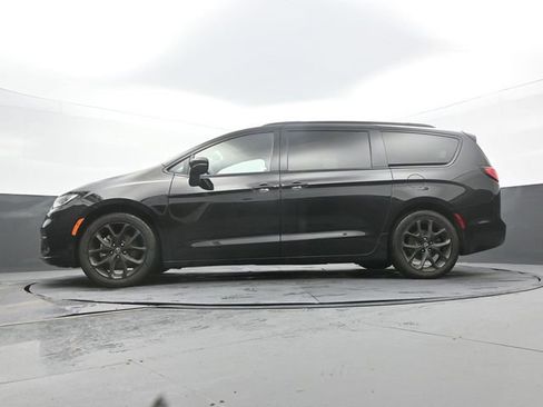 Used 2025 Chrysler Pacifica Limited image 53