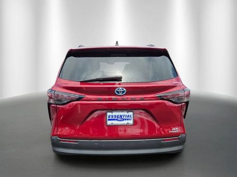Used 2023 Toyota Sienna XLE FWD image 4