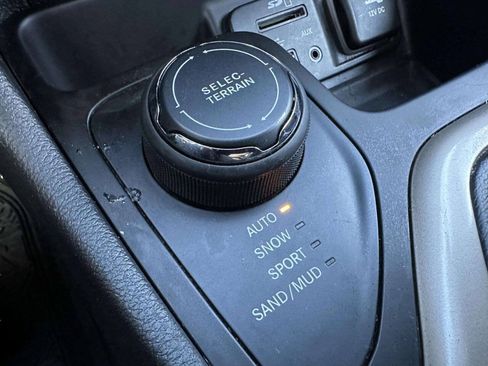Used 2015 Jeep Cherokee Limited AWD/4WD image 37