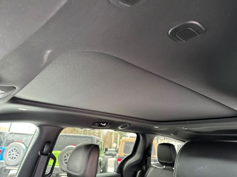 Used 2023 Chrysler Pacifica Limited w/ Uconnect Theater Family Group FWD image 15