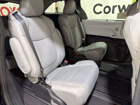 Used 2026 Toyota Sienna XLE image 14