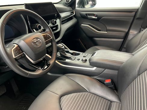 Used 2025 Toyota Highlander XSE AWD/4WD image 16