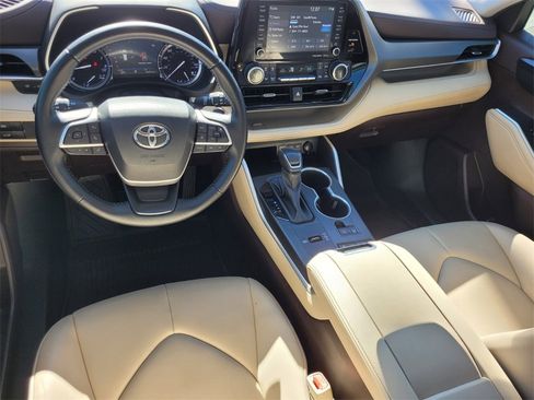Used 2022 Toyota Highlander XLE image 11