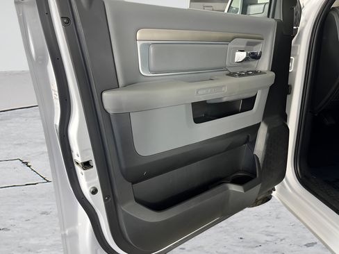 Used 2019 RAM 1500 Classic SLT AWD/4WD image 9