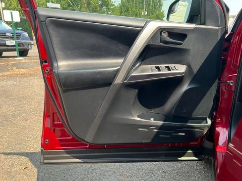 Used 2018 Toyota RAV4 LE AWD/4WD image 16