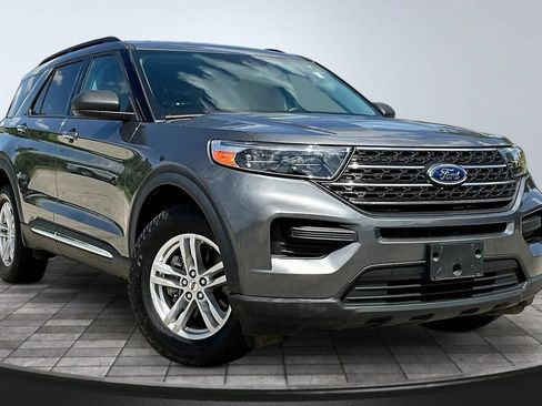 Used 2022 Ford Explorer XLT AWD/4WD image 3