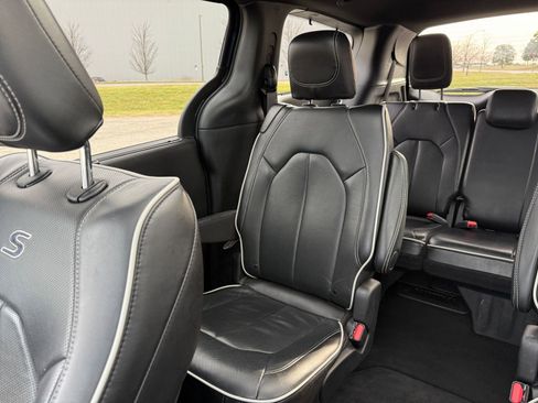 Used 2025 Chrysler Pacifica Limited image 44