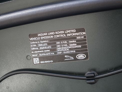 Certified 2025 Land Rover Range Rover SE AWD/4WD image 29