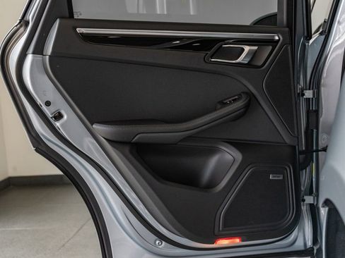 Certified 2025 Porsche Macan image 22