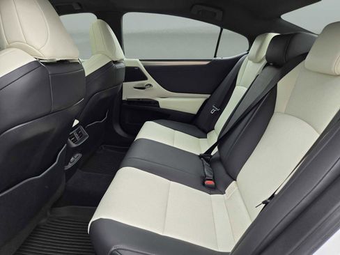 Used 2024 Lexus ES 300h F Sport image 11