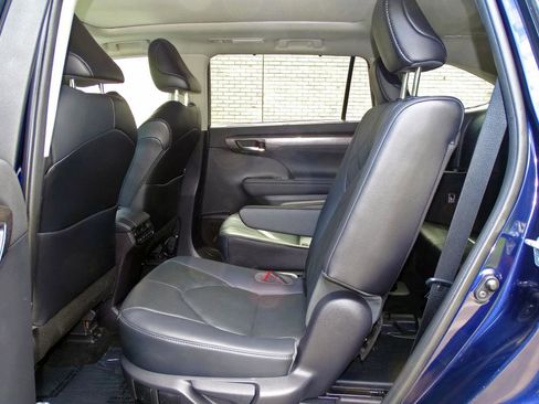 Used 2022 Toyota Highlander Platinum AWD/4WD image 16