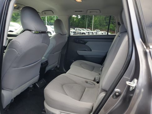 Used 2023 Toyota Highlander LE FWD image 11