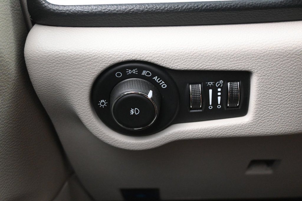 Used 2024 Chrysler Pacifica Limited FWD image 21