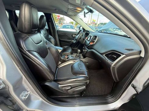 Used 2019 Jeep Cherokee Latitude Plus w/ Cold Weather Group AWD/4WD image 11