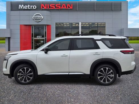 New 2026 Nissan Pathfinder Platinum FWD image 3