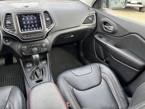 Used 2021 Jeep Cherokee Trailhawk w/ Technology Group AWD/4WD image 23