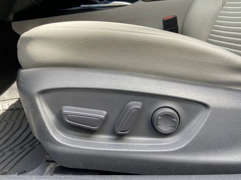 Used 2020 Toyota Camry SE FWD image 11