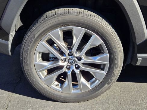 Used 2023 Toyota RAV4 XLE Premium image 3