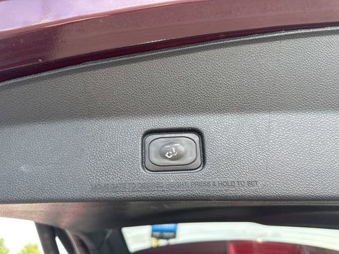 Used 2018 Ford Explorer XLT w/ Equipment Group 202A AWD/4WD image 17