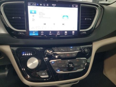 Used 2024 Chrysler Pacifica Touring-L FWD image 15