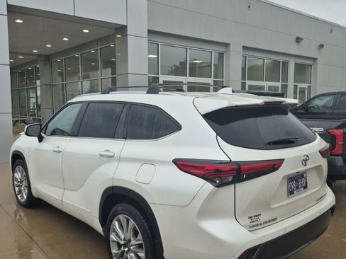 Used 2023 Toyota Highlander Limited AWD/4WD image 2