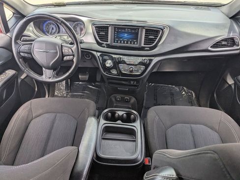 Used 2020 Chrysler Pacifica Touring w/ S Appearance Package FWD image 12