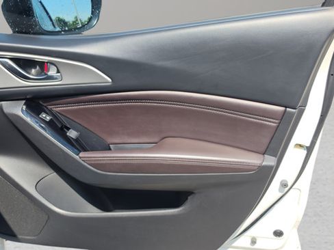 Used 2018 MAZDA MAZDA3 Touring FWD image 14