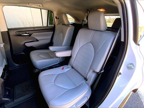 Used 2023 Toyota Highlander XLE AWD/4WD image 21