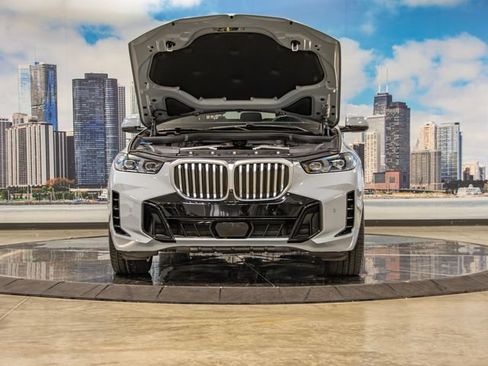 Used 2024 BMW X5 xDrive50e w/ M Sport Package AWD/4WD image 4