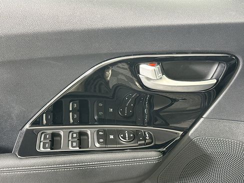 Used 2022 Kia Niro EX image 15