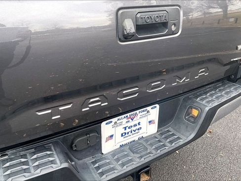 Used 2017 Toyota Tacoma SR5 image 8