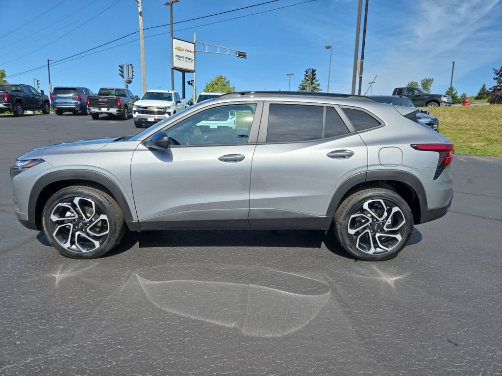 Used 2025 Chevrolet Trax RS w/ Sunroof Package FWD image 6