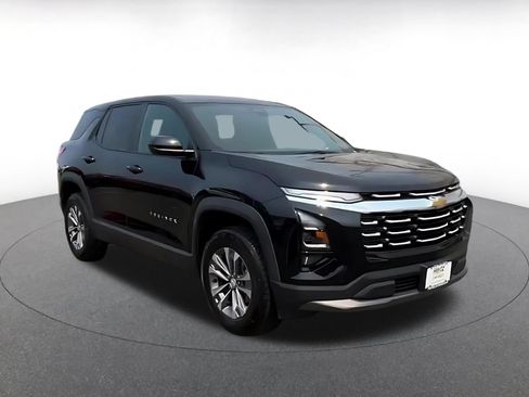 Used 2025 Chevrolet Equinox LT FWD image 2