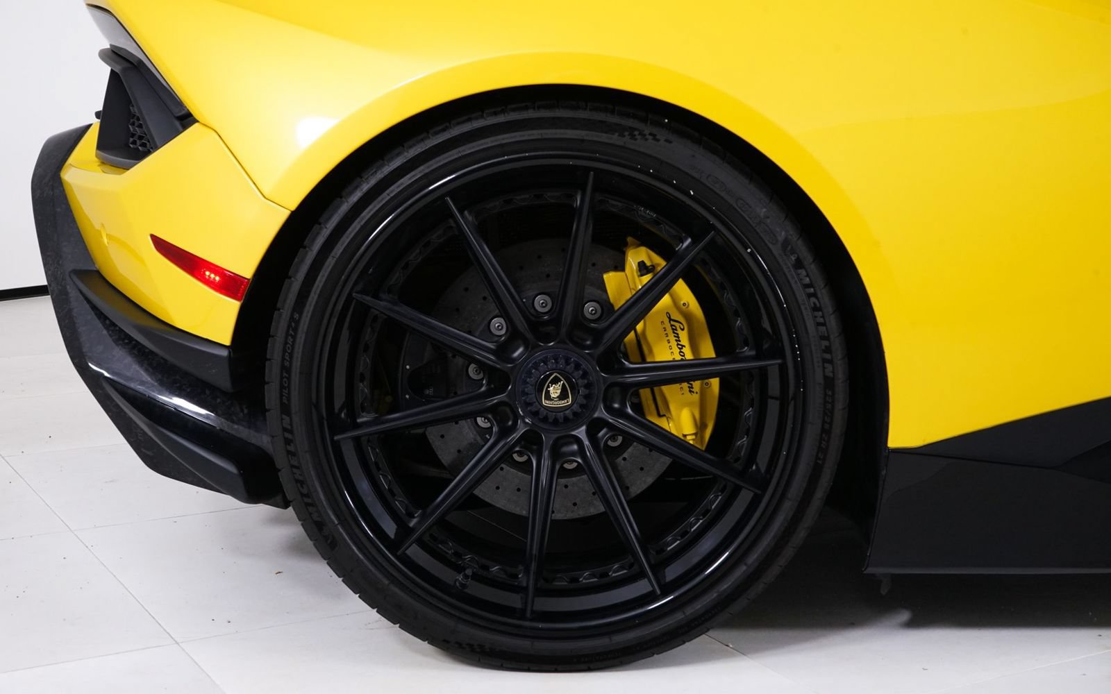 Used 2018 Lamborghini Huracan Performante AWD/4WD image 13