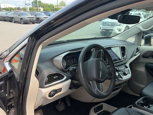 Used 2023 Chrysler Pacifica Touring-L w/ Uconnect Theater Family Group AWD/4WD image 5
