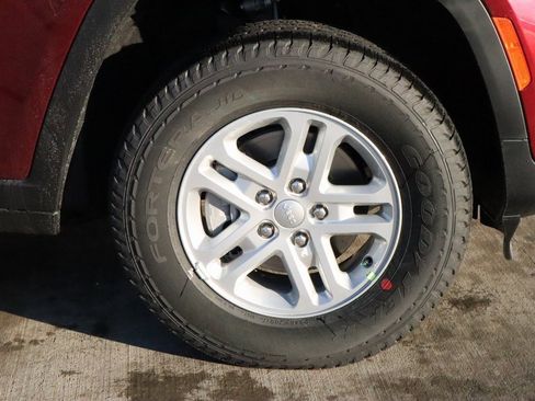 New 2025 Jeep Grand Cherokee Laredo image 16